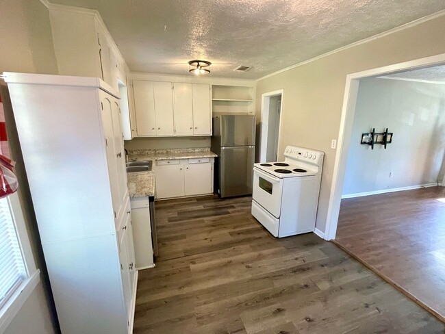 Building Photo - 3 Bed/1 Bath for Rent in Brandon 042! Pear...