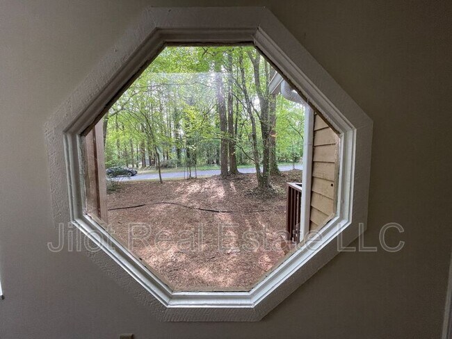Building Photo - 221 Rustic Ridge Dr NE