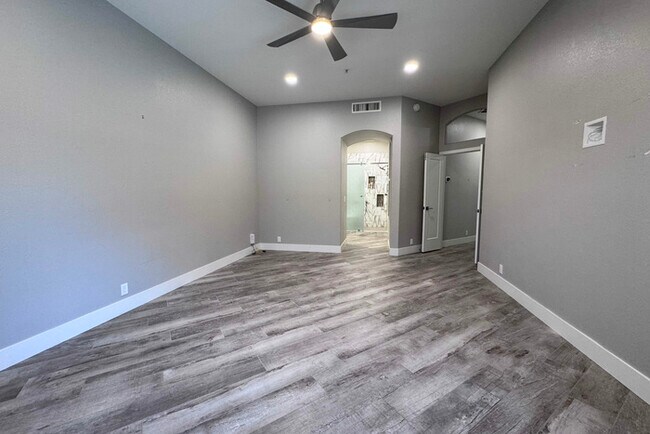 Building Photo - 3Bed/2.5 Ba House in Gated Community in No...