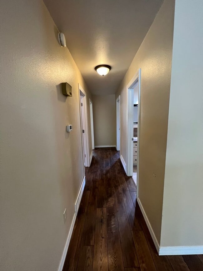 Building Photo - 5 bedroom 3 bathroom home for rent