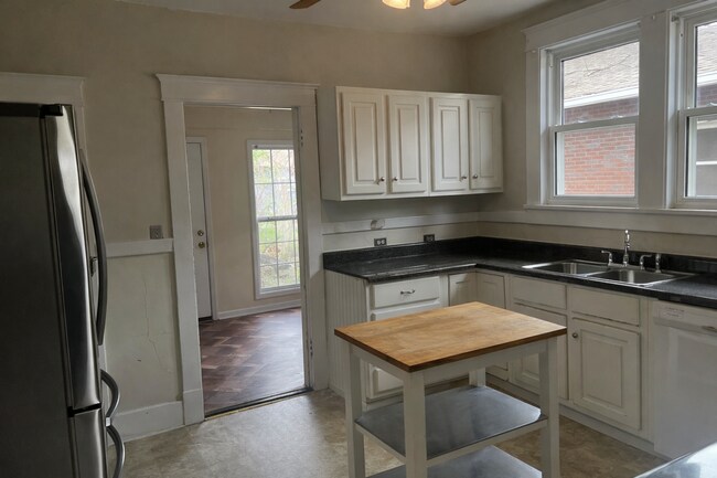 Building Photo - 2502 Blair Blvd