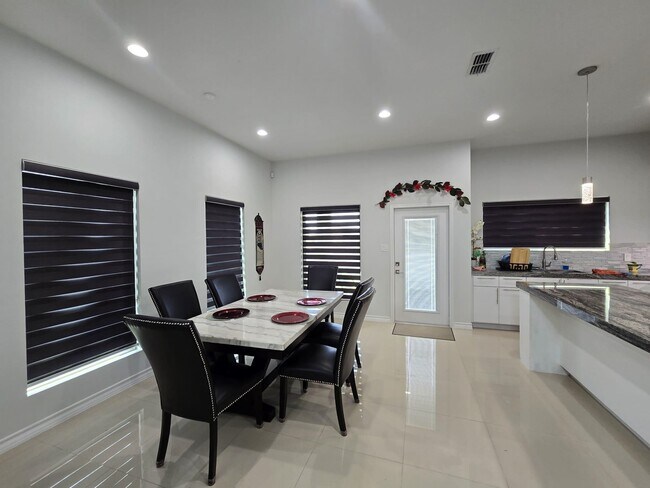 Building Photo - 2712 Corsican Ln
