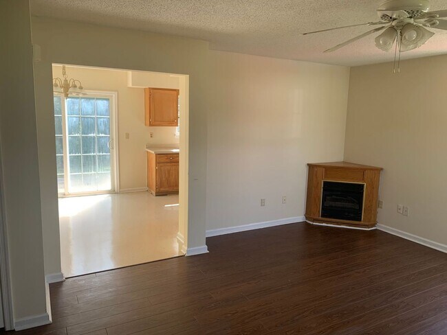 Building Photo - City Home located in Quiet Community