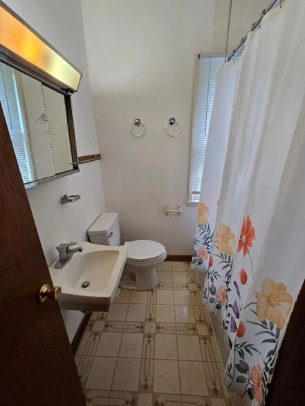 bathroom - 173 N Chambers St