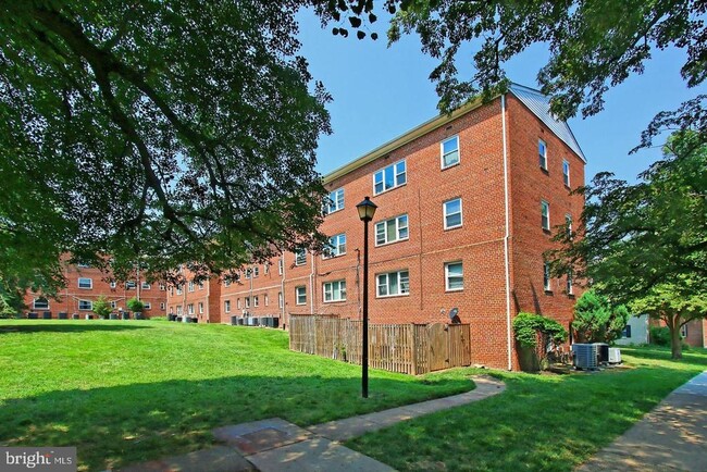 Building Photo - 6186 Greenwood Dr