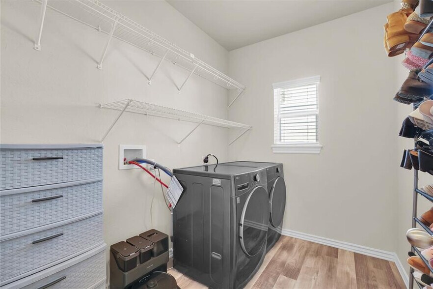 Building Photo - 1004 Village Dr