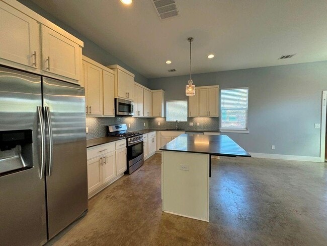 Building Photo - 6201 Felix Ave