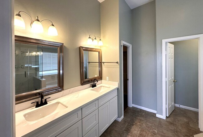 Building Photo - 8739 Saratoga Dr