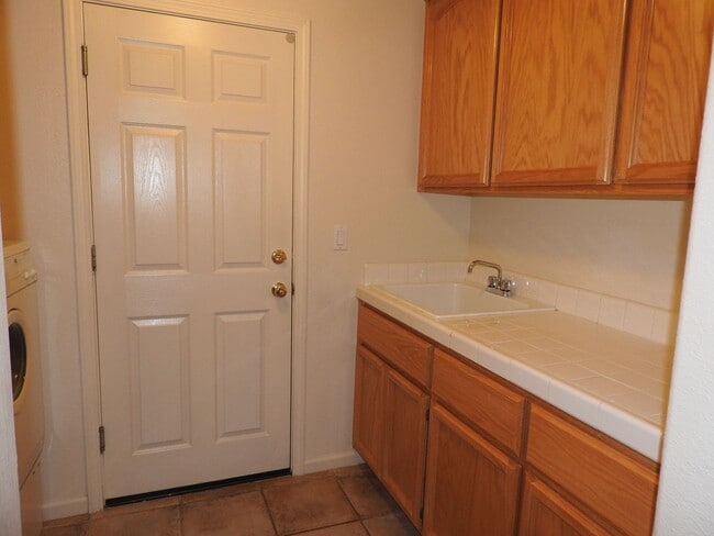 Building Photo - Beautiful Granite Bay Home in Gated Community