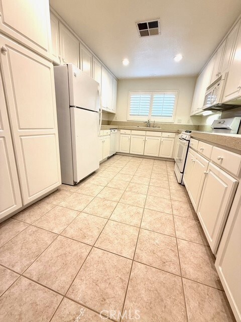 Building Photo - 25768 Perlman Pl