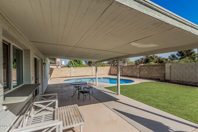 Building Photo - 3741 W Poinsettia Dr