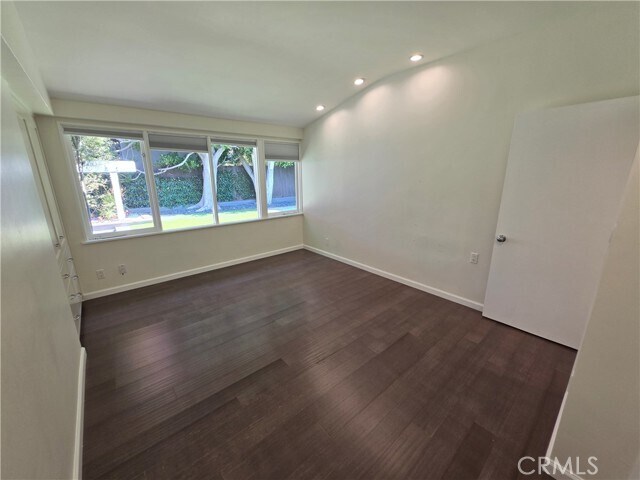 Building Photo - 310 S Thurston Ave