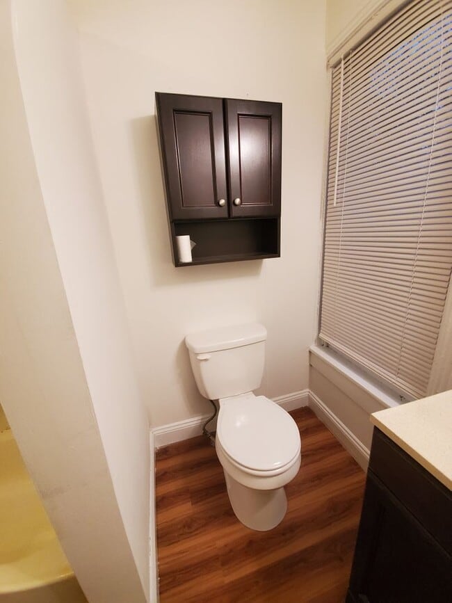 Building Photo - Spacious 3 Bedroom 1.5 Bath Brick Home