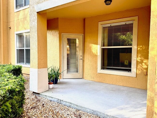Building Photo - 2 Bedroom/ 2 Baths / 2 Car Garage Condo Fo...