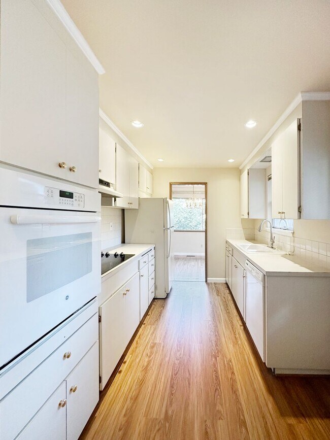 Building Photo - 2Bd/1.75Ba Seattle Home
