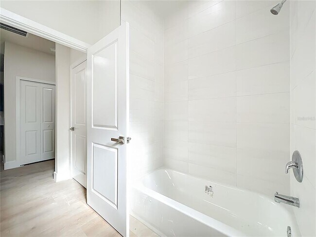 Building Photo - 356 W 4th St