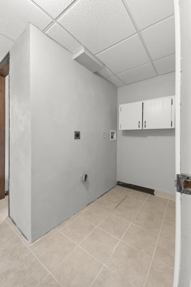 Laundry hook ups. - 1618 Oak Hills St