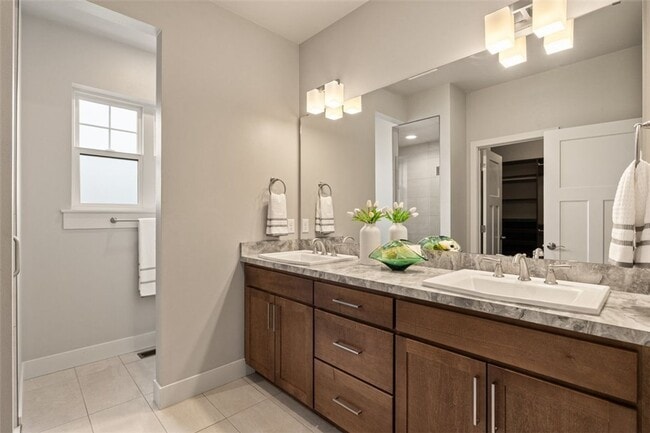 Building Photo - 4 Bed / 3 Bath Home in Silver Creek Estates (West End)