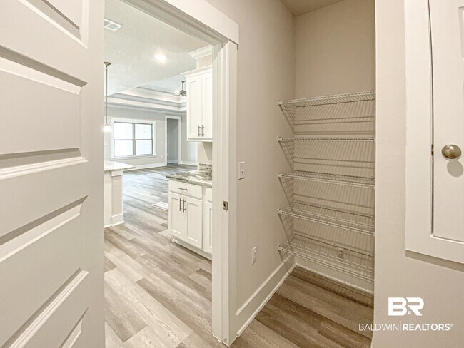 Building Photo - 10078 Lakeview Dr