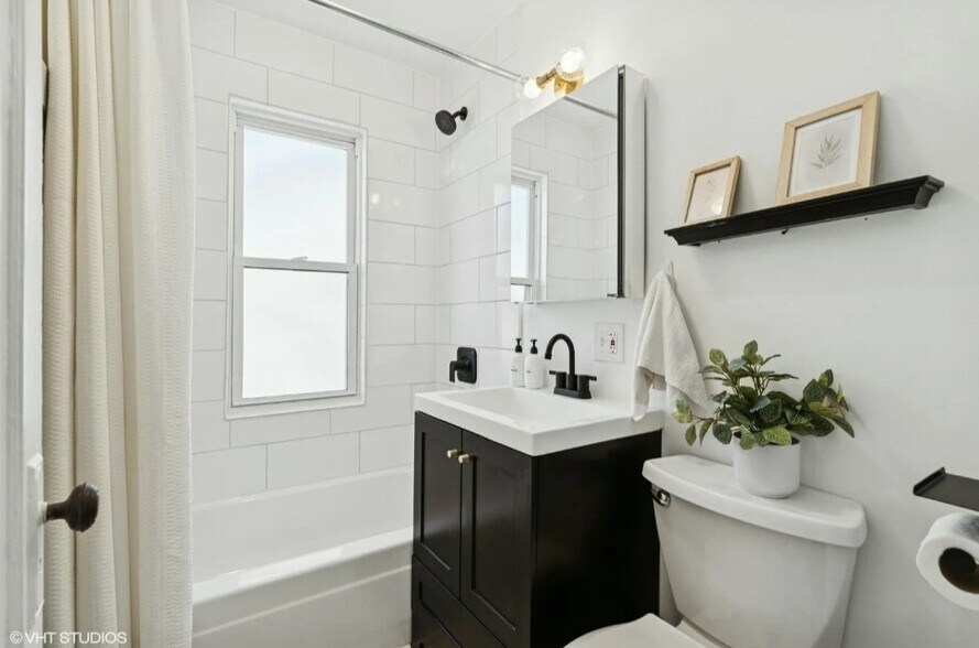 Building Photo - 3634 N Christiana Ave
