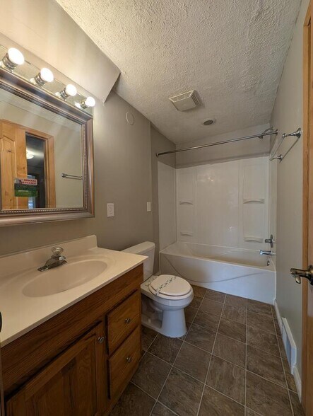 Building Photo - 140 Park St E