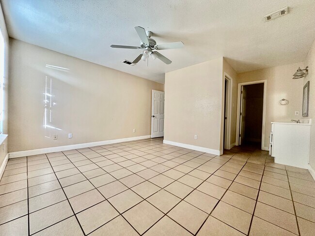 Building Photo - 7003 Bennett Ave