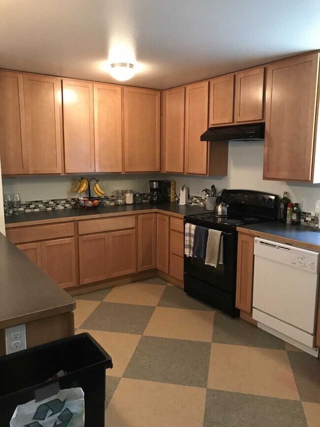 Building Photo - 3-Bedroom Duplex Just Blocks from WWU