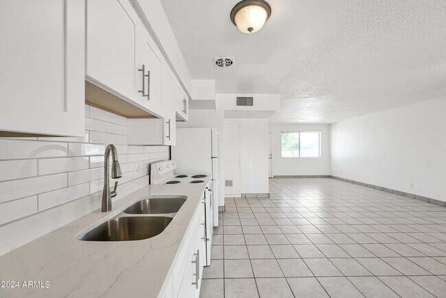 Building Photo - 3 bedroom