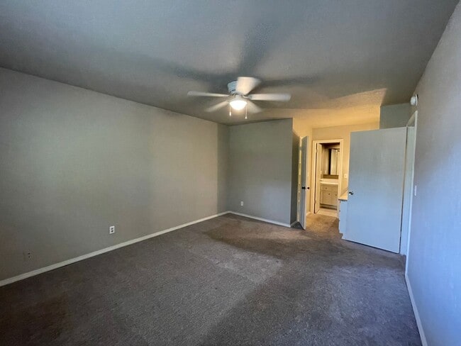 Building Photo - Move in ready! 3 bedrooms and 2 baths