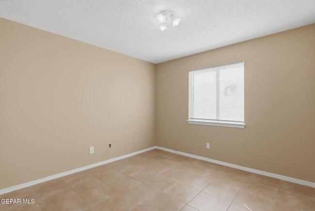 Building Photo - 3413 Yellow Rose St