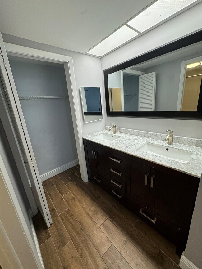 Building Photo - 315 SE 23rd Ave