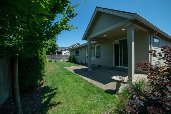 Building Photo - Beautiful Canby Custom Home!