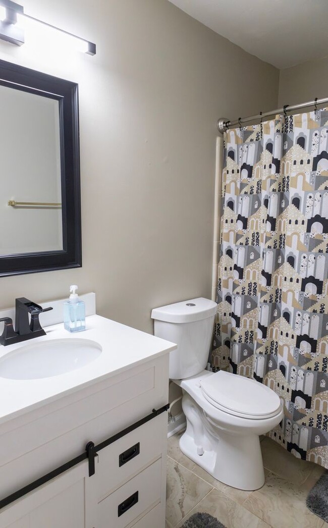 Building Photo - Renovated 2-Bedroom 2-Bathroom Townhome w/...