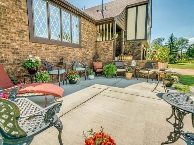 Building Photo - Beautiful 4 Bedroom 3 Bathroom Home With 2...