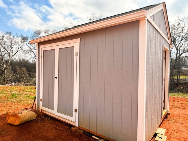 Building Photo - 303 R C Thompson Rd