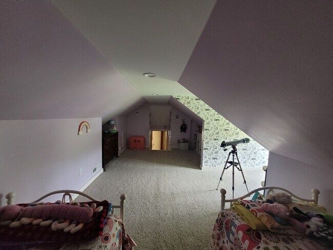 Building Photo - Tri level 3b2b home for rent with fenced i...
