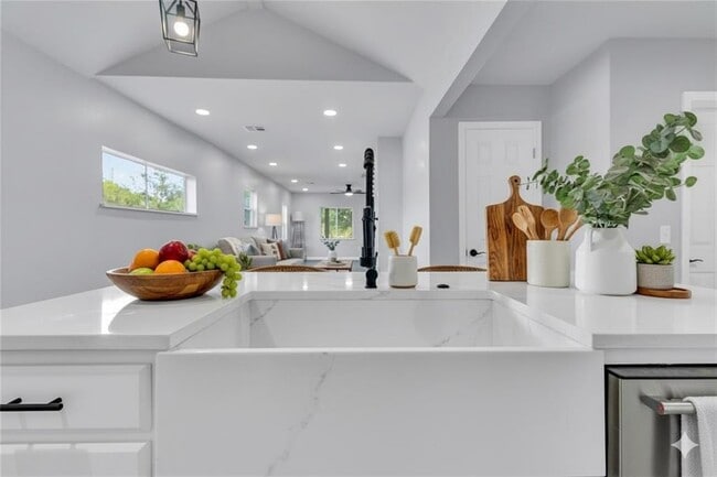 Building Photo - 544 N Elm Ave