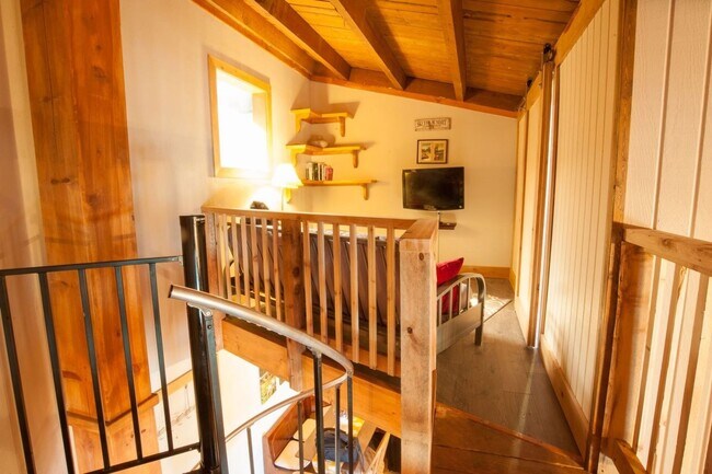 Building Photo - Long Term Rental- Treehouse Condos 302C