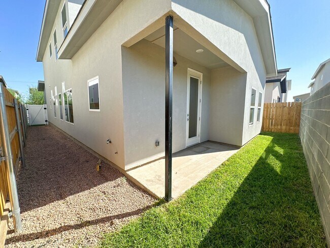 Building Photo - 424 Deer Path Lp