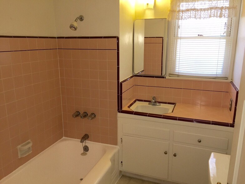 Building Photo - 919 W Huntington Dr