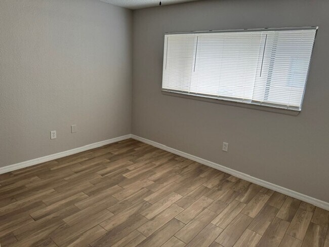 Building Photo - Spacious 3BR/2BA Duplex – Fresh Remodel, P...