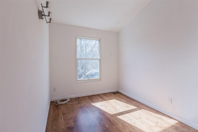 Building Photo - 606 E Jericho Tpke