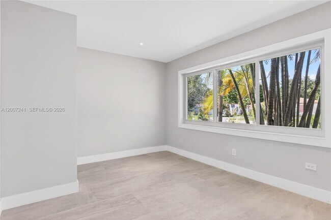 Building Photo - 1250 NE 133rd St