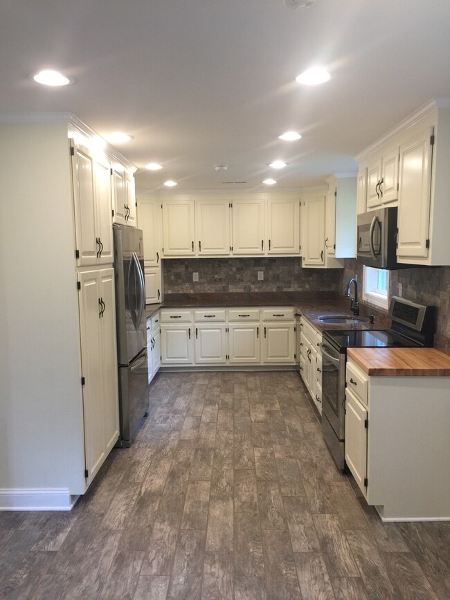 Building Photo - 5018 Holly Dr