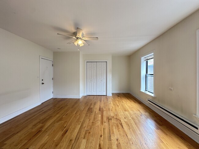 Building Photo - 822 W Cornelia Ave