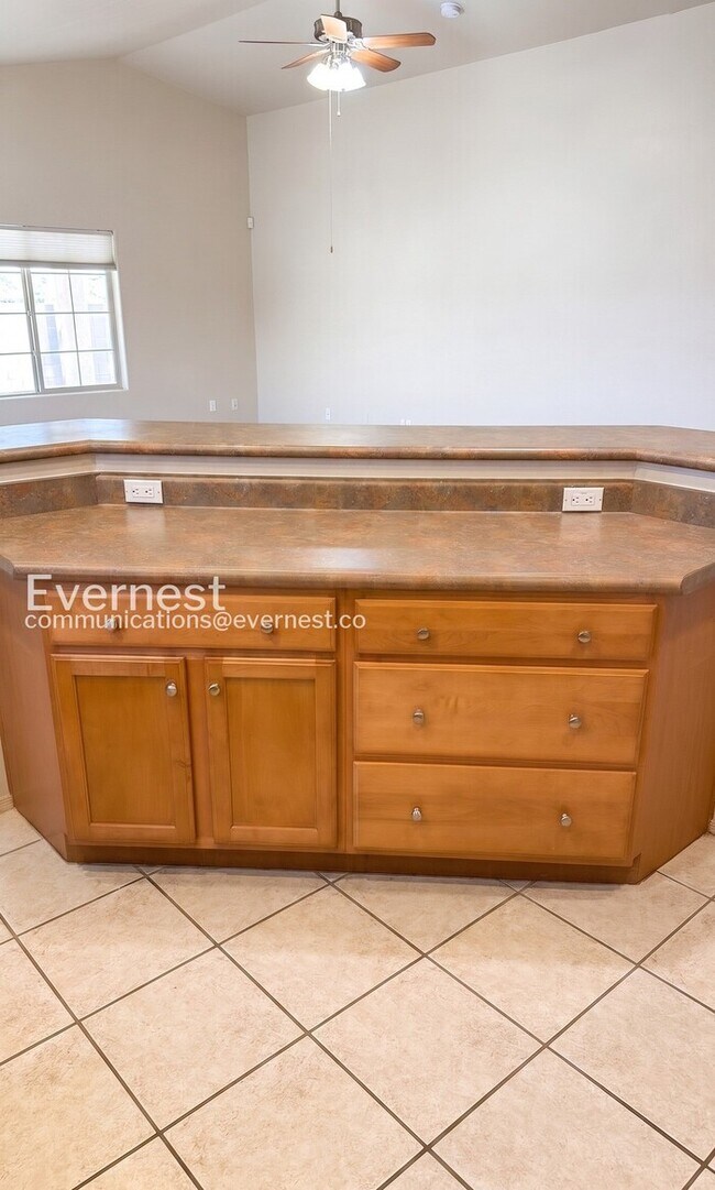 Building Photo - 3-Bed/2-Bath Home with Fenced Yard and Garage Parking/ Pet Friendly/Voucher Accepted/ Available S...