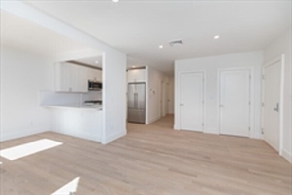 Primary Photo - 565 Columbus Ave