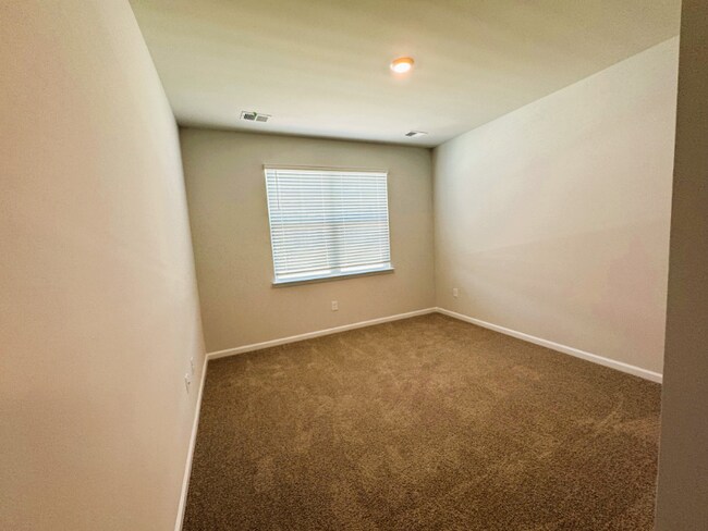 Building Photo - 811 Ireland Dr