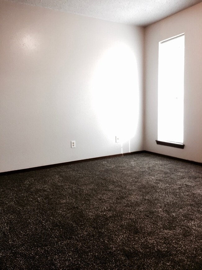 Building Photo - Charming 3BD 2BA Home in Yukon!!!