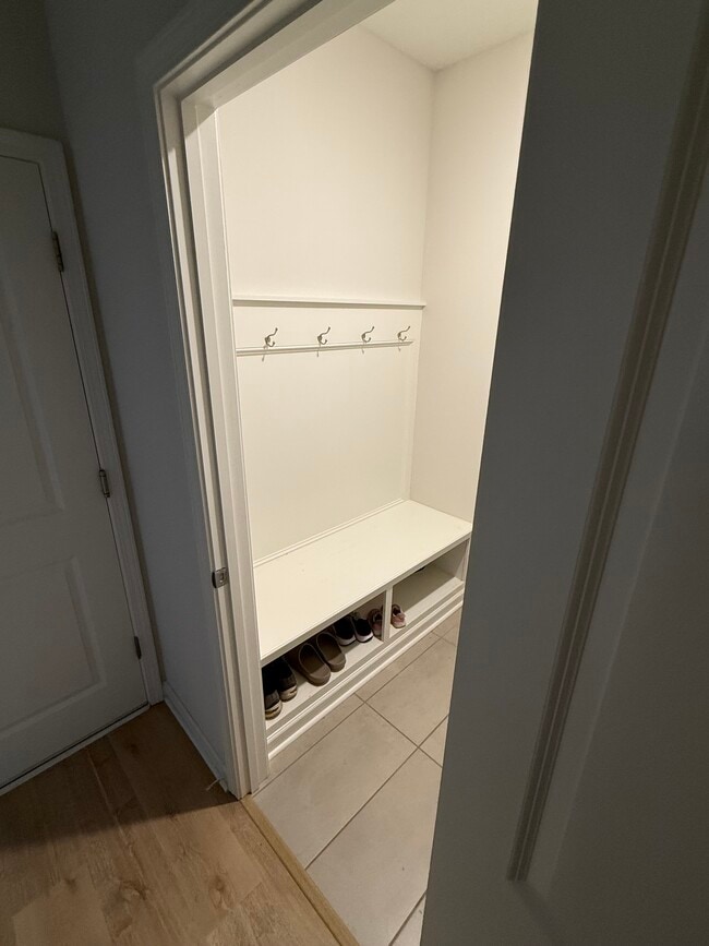 Building Photo - 430 Maple St